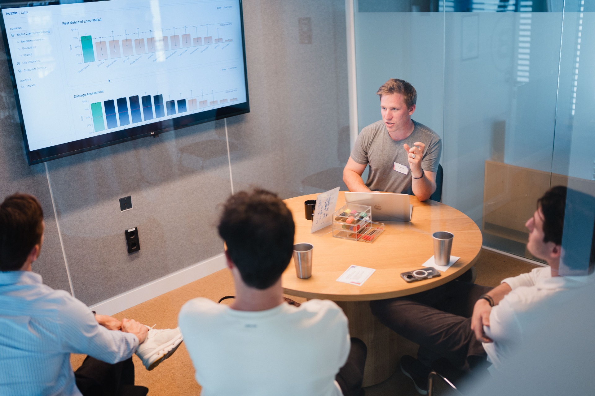 Working session in front of an AI dashboard